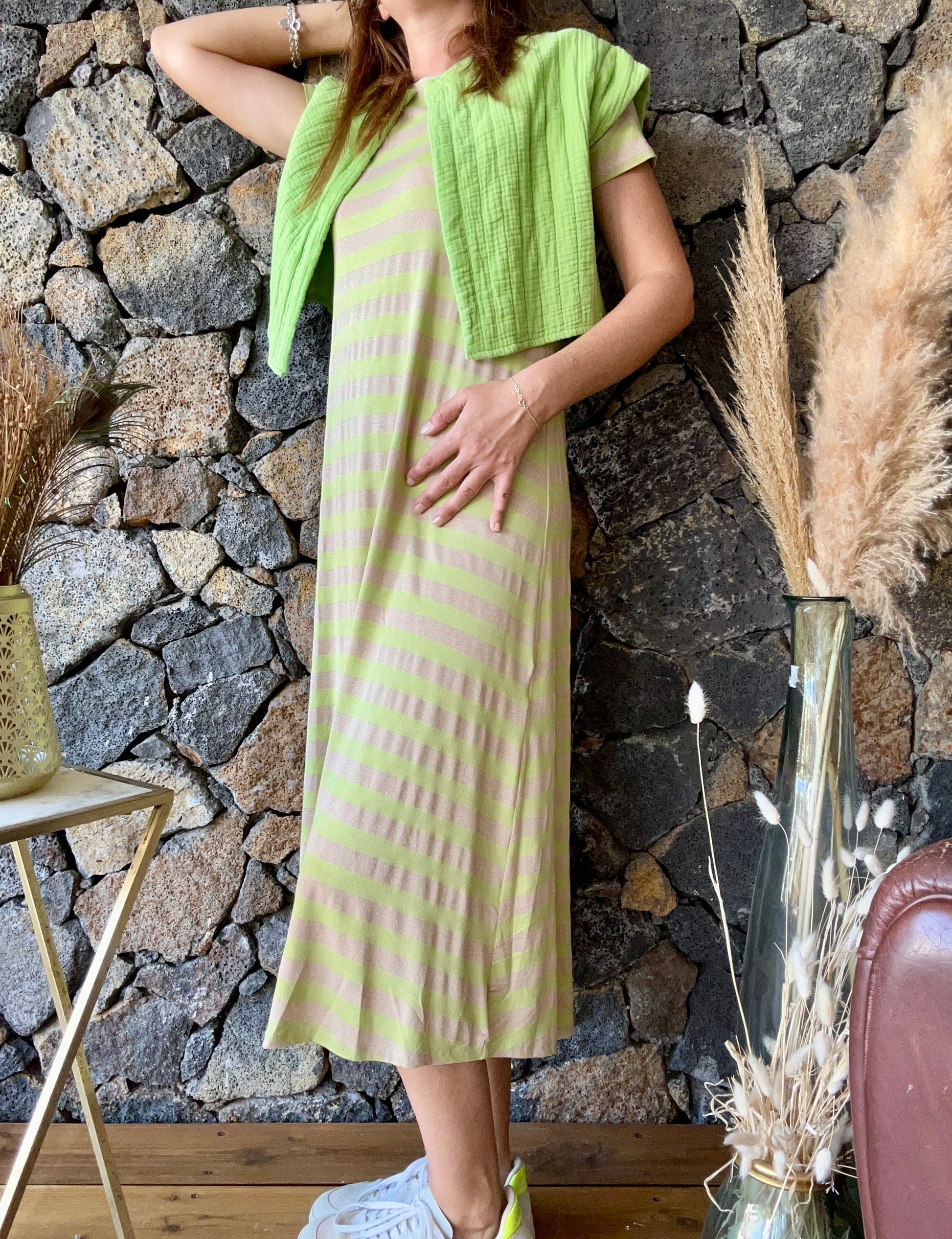 Robe Vert Pomme et Doré en Viscose – Disponible dès maintenant sur notre boutique en ligne sur l'île de La Réunion. Confectionnée en fibre semi-naturelle, cette robe allie élégance et confort. Profitez de la livraison gratuite au showroom ou à domicile dès 100€ d'achat.