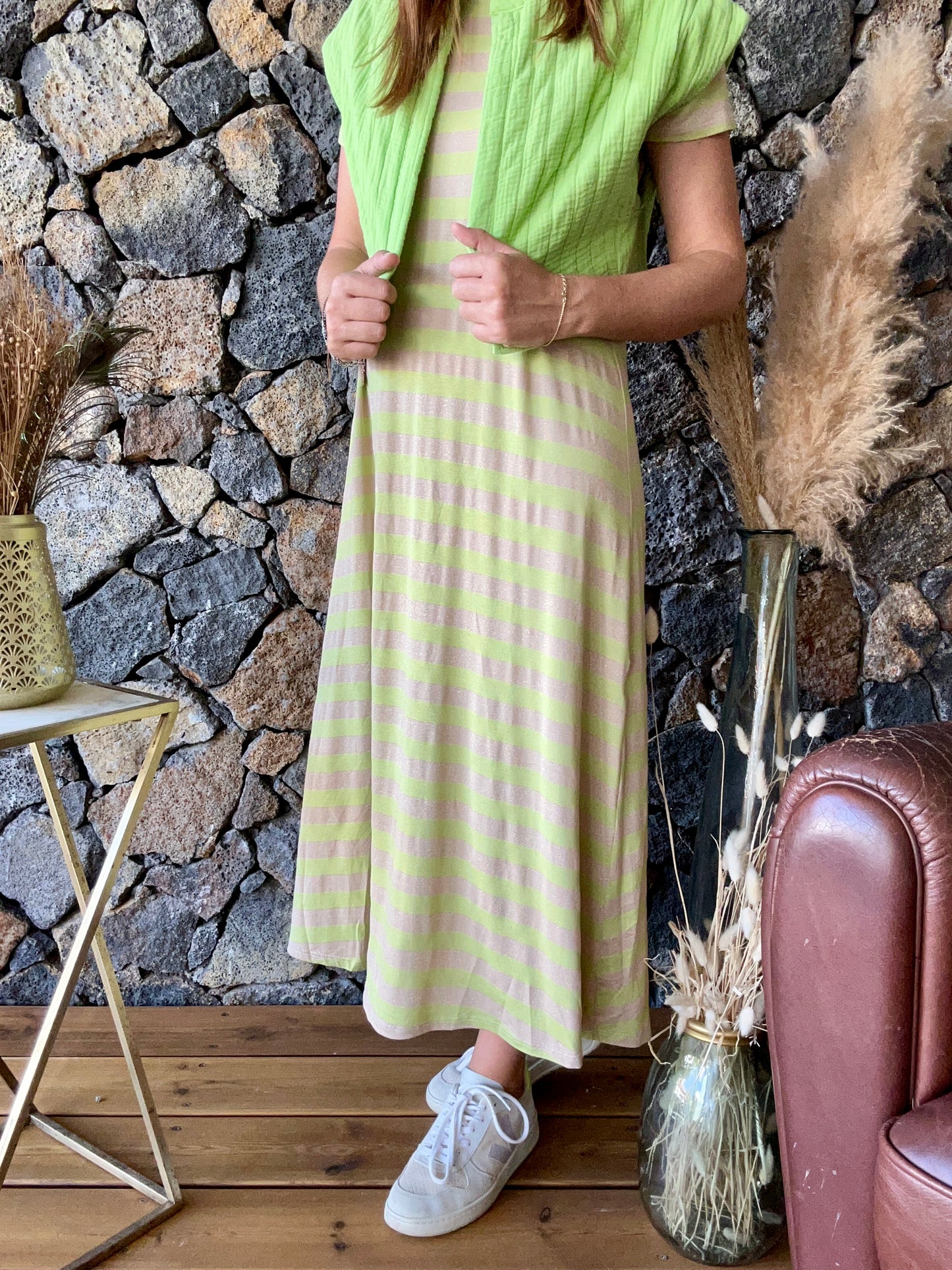 Robe Vert Pomme et Doré en Viscose – Trouvez-la sur notre boutique en ligne à La Réunion. Cette robe en fibre semi-naturelle est parfaite pour un look à la fois élégant et éthique. Livraison gratuite au showroom ou à domicile pour les achats à partir de 100€.