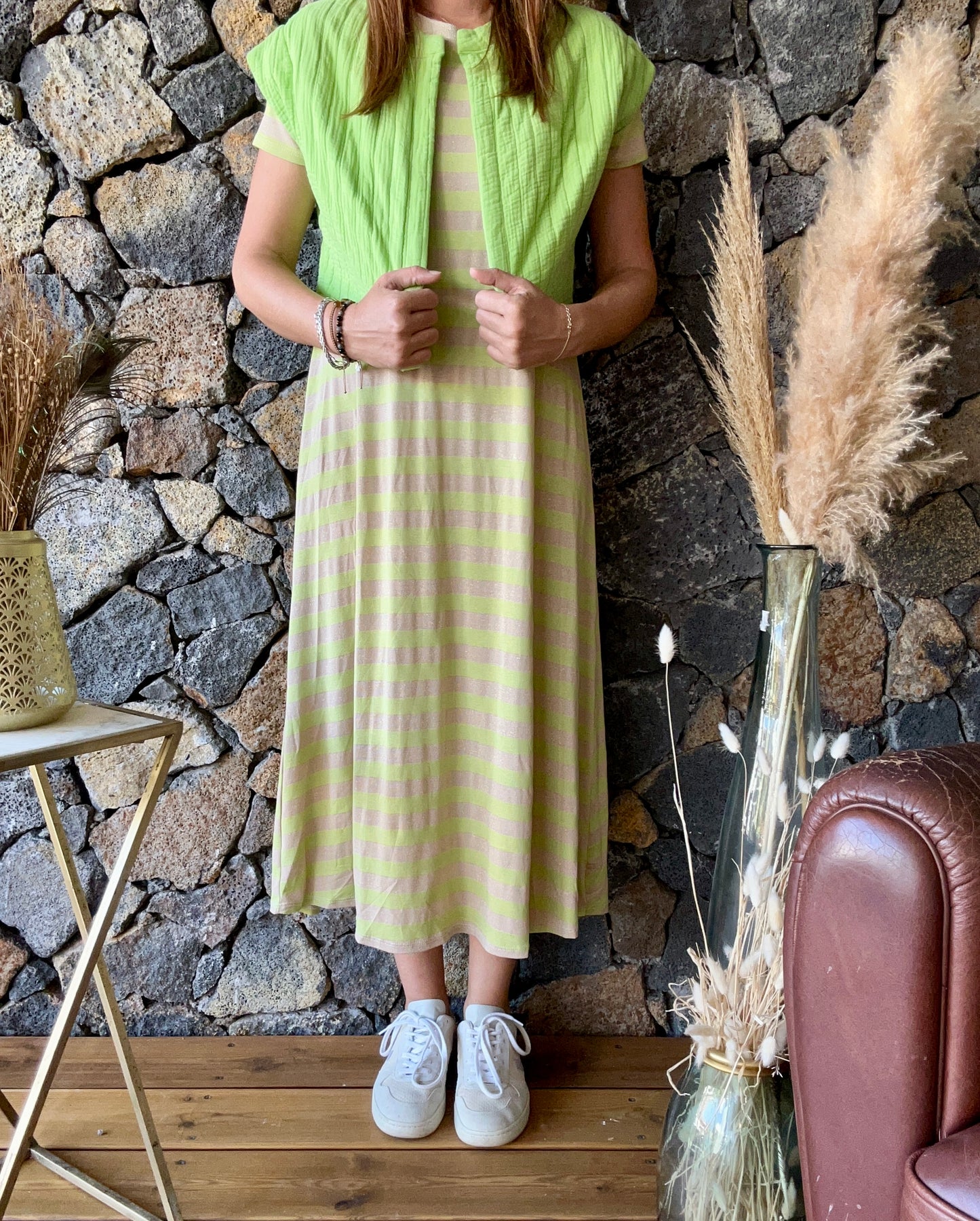 Robe en Viscose Vert Pomme et Doré – Disponible sur notre concept store 974 en ligne. Optez pour une mode responsable avec cette pièce en fibre semi-naturelle. Livraison rapide et gratuite à domicile ou au showroom dès 100€ d'achat.