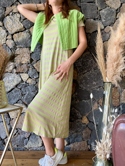 Explorez notre robe longue à rayures dorées et vert anis, confectionnée en fibre viscose, sur notre boutique en ligne. Idéale pour un look sophistiqué. Profitez de la livraison gratuite au showroom et à domicile pour les achats de 100€ ou plus sur l'île de la Réunion.