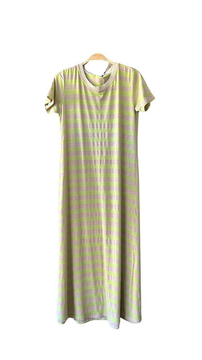 Robe longue à rayures dorées et vert anis en fibre viscose, pour une élégance décontractée. Achetez en ligne dans notre boutique sur l’île de la Réunion. Livraison rapide et gratuite au showroom à partir de 100€. Mode féminine et durable.