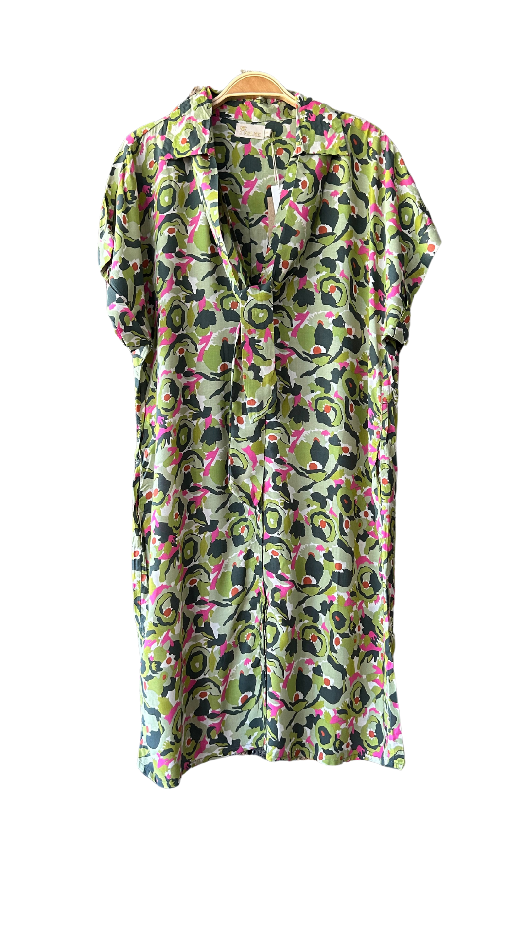 Robe en Viscose à Fleurs Vertes et Roses disponible sur notre boutique en ligne à l'île de La Réunion. Parfaite pour un look printanier, elle allie élégance et confort en fibre semi-naturelle. Livraison gratuite au showroom ou à domicile dès 100€ d'achat.