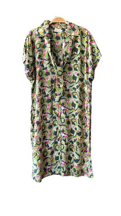 Robe en Viscose à Fleurs Vertes et Roses disponible sur notre boutique en ligne à l'île de La Réunion. Parfaite pour un look printanier, elle allie élégance et confort en fibre semi-naturelle. Livraison gratuite au showroom ou à domicile dès 100€ d'achat.