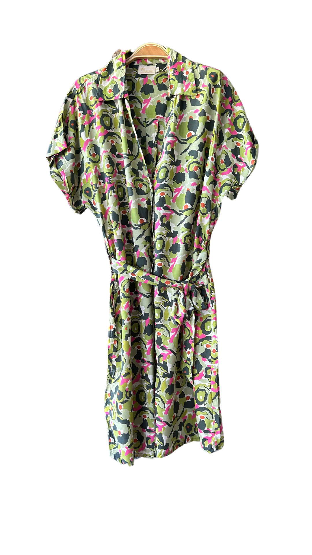 Robe à Fleurs Vertes et Roses en Viscose – une pièce incontournable pour votre garde-robe. Trouvez-la sur notre concept store 974 en ligne. Optez pour un vêtement mode responsable avec livraison rapide et gratuite à La Réunion.