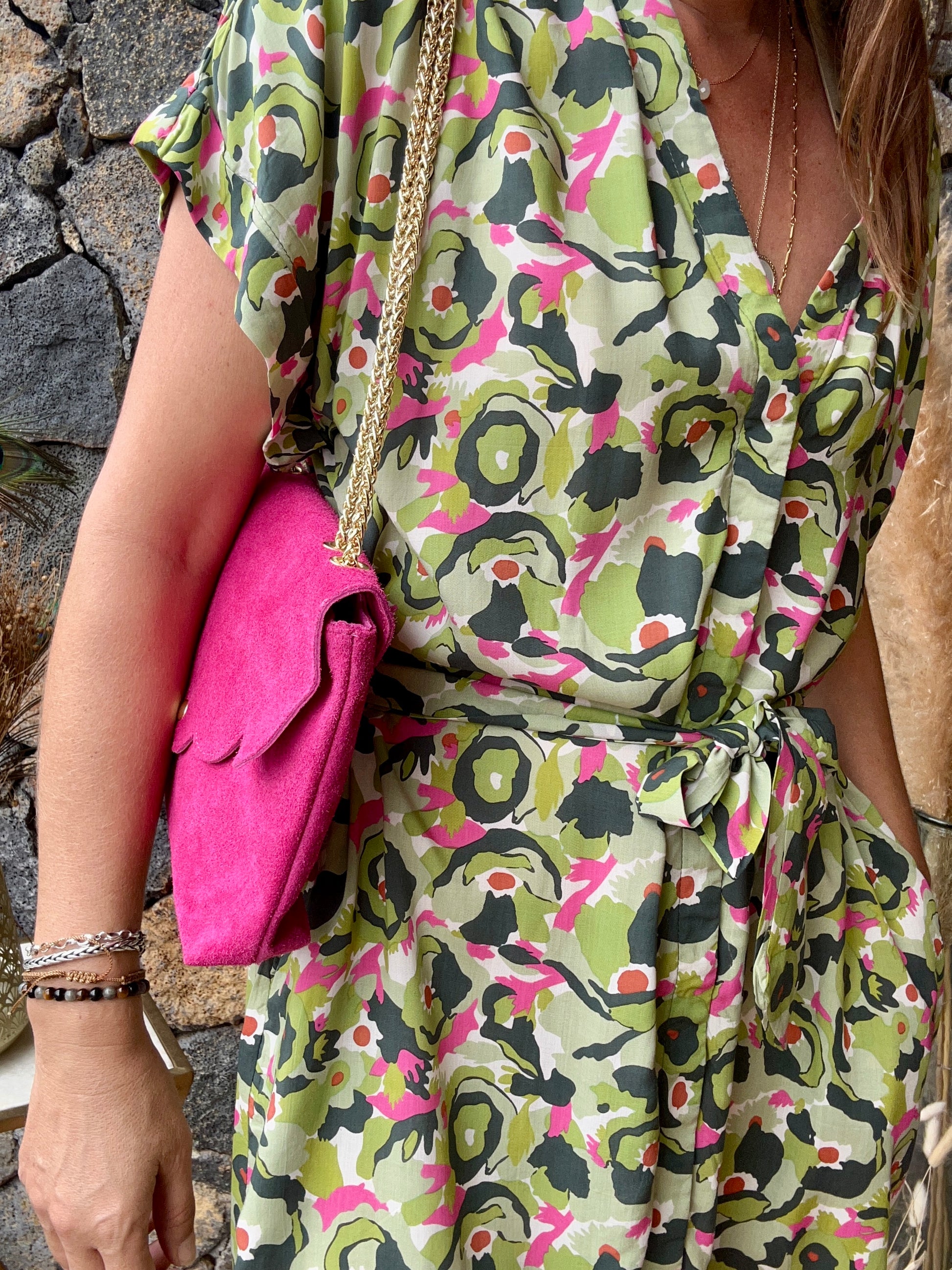 Robe en Viscose avec Motif Floral Vert et Rose disponible dans notre boutique en ligne sur l'île de La Réunion. Offrez-vous un vêtement en fibre semi-naturelle, chic et éthique. Livraison gratuite au showroom ou à domicile à partir de 100€ d'achat.