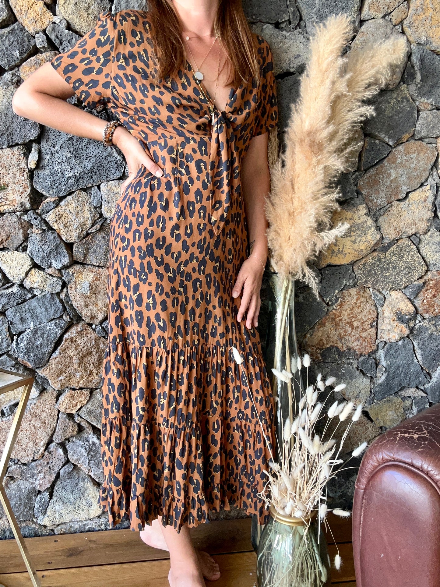 Découvrez notre robe longue léopard avec décolleté noué et dos nu, parfaite pour cet été. Disponible sur notre boutique en ligne à l'île de la Réunion. Fabriquée en fibre semi naturelle, elle allie élégance et confort. Profitez de la livraison gratuite au showroom ou à domicile pour toute commande de plus de 100€.