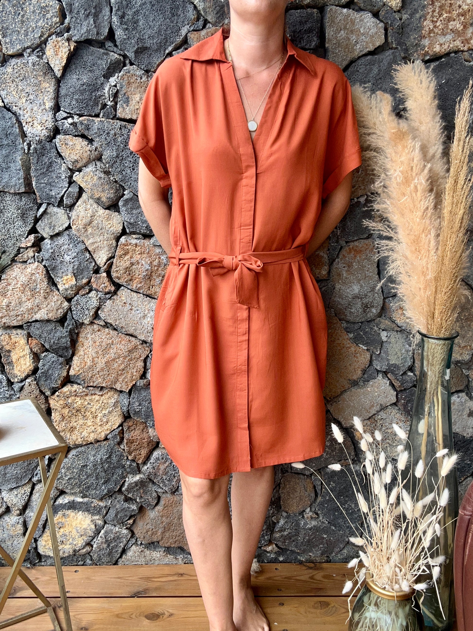 Craquez pour notre robe en viscose couleur terracotta sur notre boutique en ligne à l'île de La Réunion. Mode responsable, confectionnée en fibre naturelle. Livraison à domicile gratuite à partir de 100€ d'achat. Disponibilité immédiate sur notre concept store 974 en ligne.