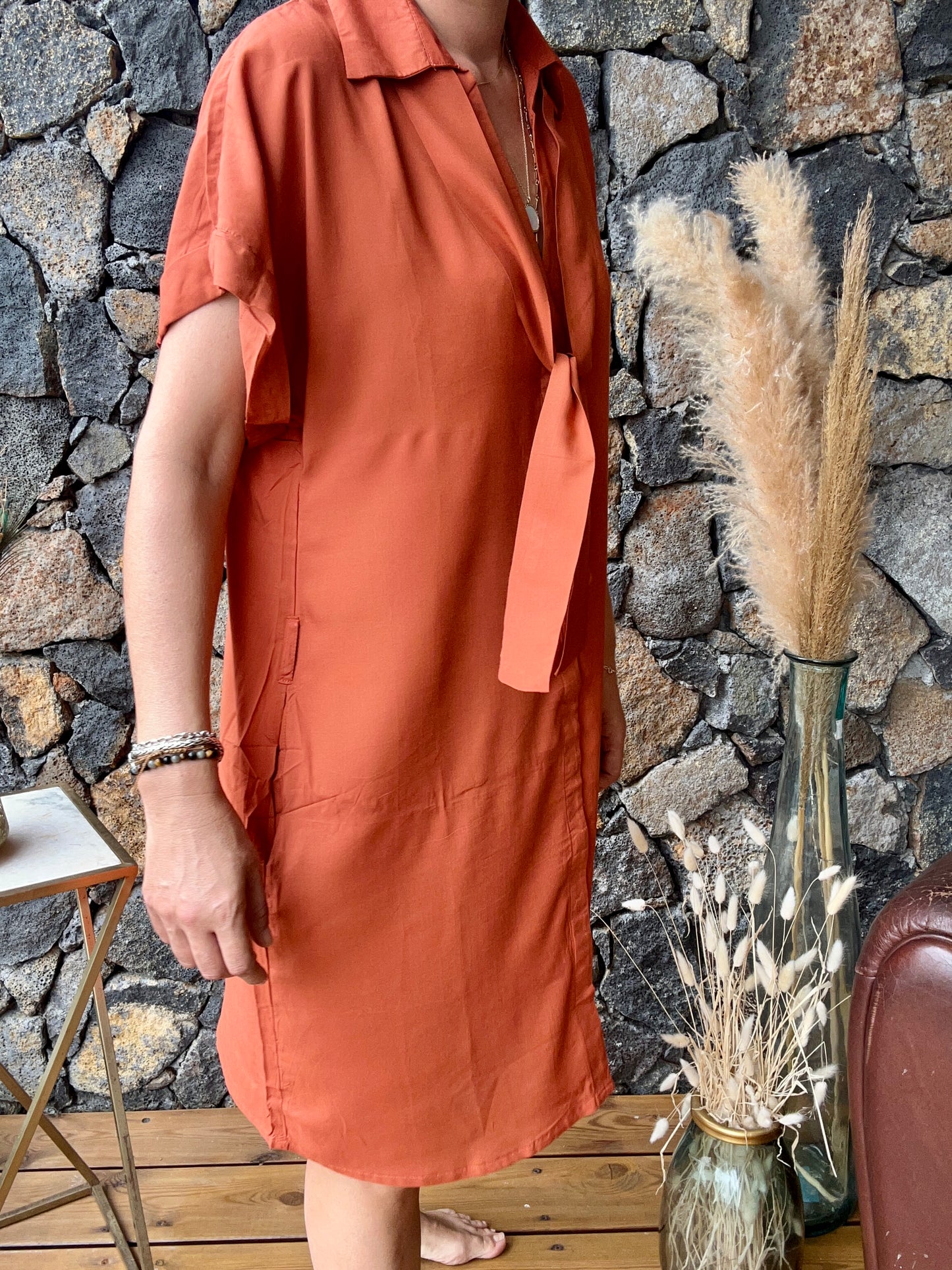 Robe en Viscose Terracotta, disponible dans notre boutique en ligne à l'île de La Réunion. Profitez de la livraison gratuite au showroom et de la vente en ligne rapide. Vêtement en fibre semi naturelle pour un look éthique et chic.