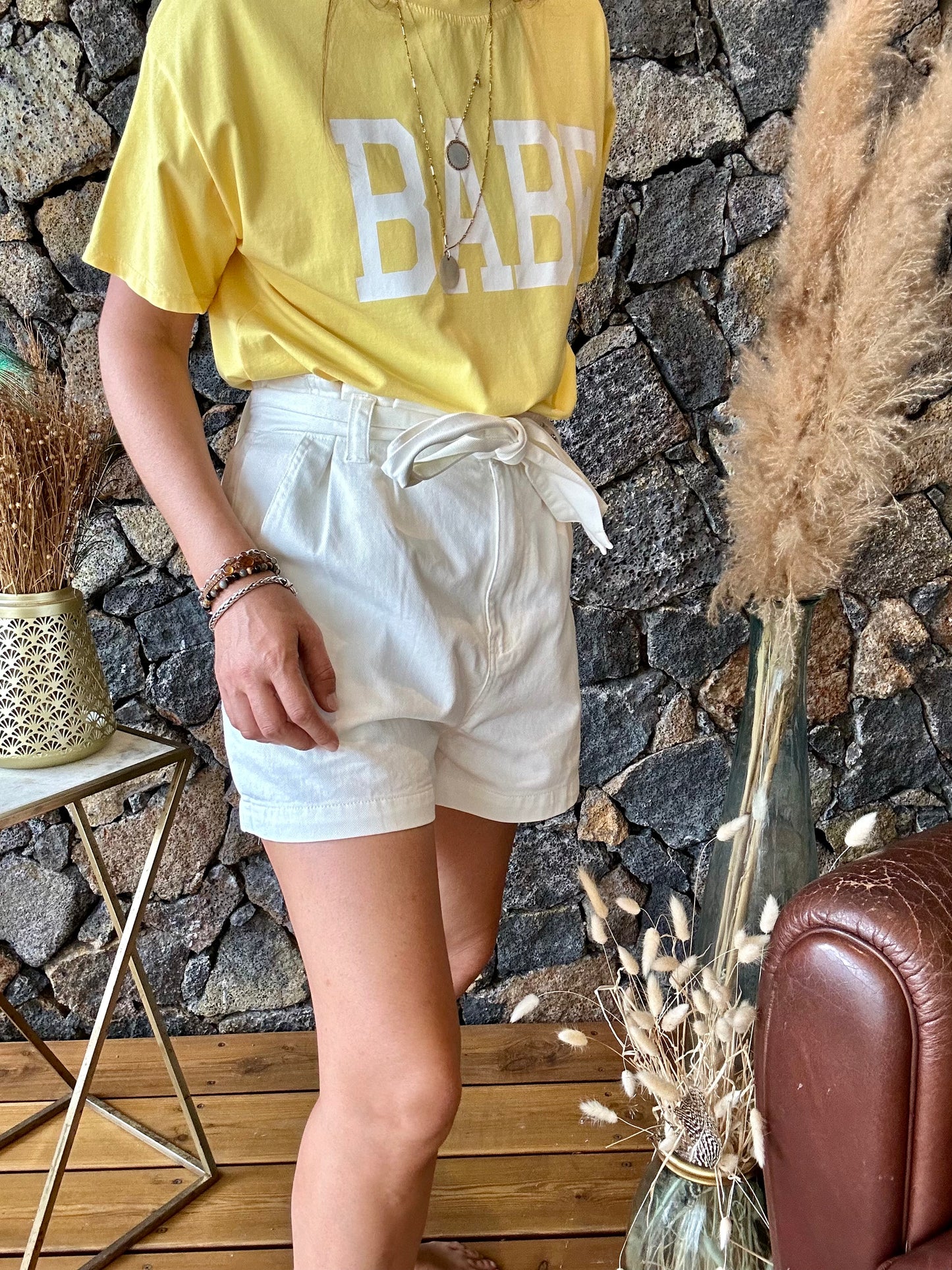 Optez pour un look décontracté et élégant avec notre short en jean blanc. À découvrir sur notre boutique en ligne sur l'île de la Réunion, avec livraison gratuite au showroom ou à domicile dès 100€ d'achat.