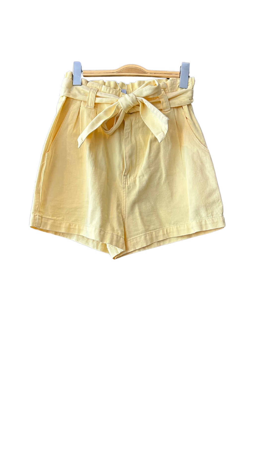 Le short en jean jaune : un basique revisité pour un style moderne. Disponible sur notre boutique en ligne à la Réunion, avec livraison gratuite dès 100€ d'achat. Mode responsable pour femme.