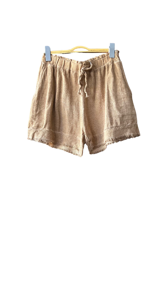 Le short en lin beige : un must-have pour une mode responsable. Disponible sur notre boutique en ligne sur l'île de la Réunion, avec livraison gratuite au showroom et à domicile dès 100€ d'achat. Mode éthique et durable pour femme.