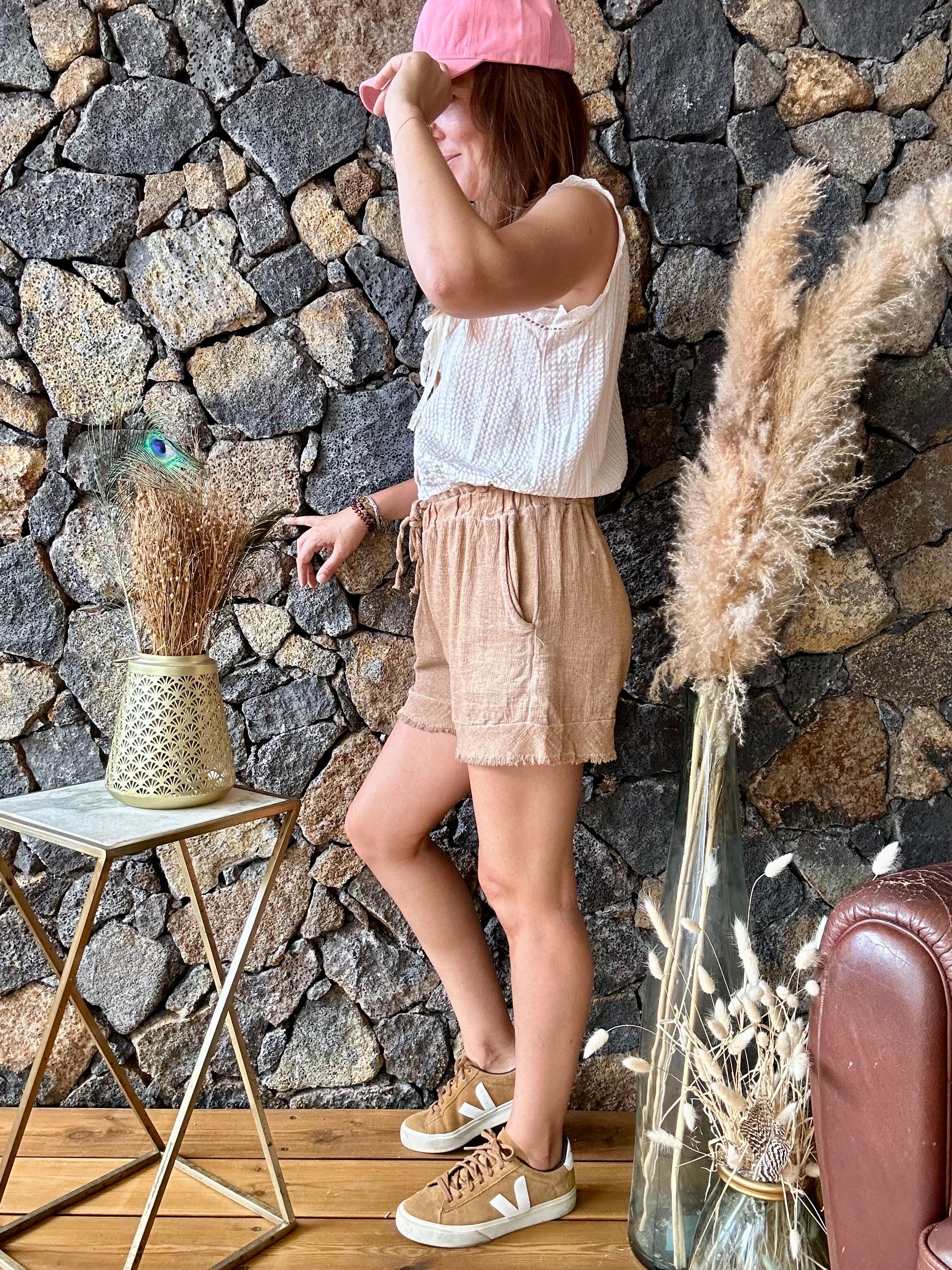 Pour un été en toute légèreté, choisissez notre short beige en lin. Commandez-le sur notre concept store 974 en ligne. Livraison rapide et gratuite à domicile dès 100€ d'achat à la Réunion.