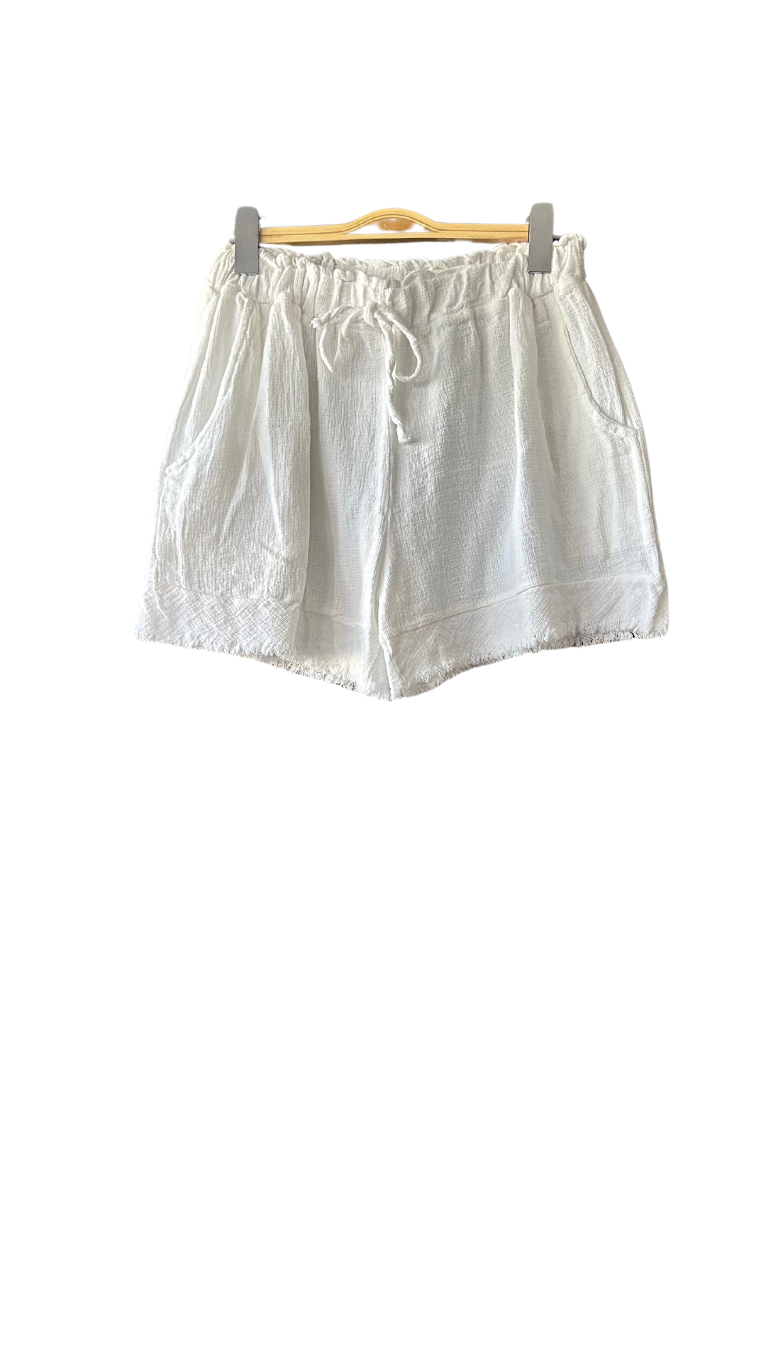 Découvrez l'élégance naturelle de notre short en lin blanc. Disponible sur notre boutique en ligne sur l'île de la Réunion, profitez de la livraison gratuite au showroom et à domicile dès 100€ d'achat. Concept store 974 en ligne.