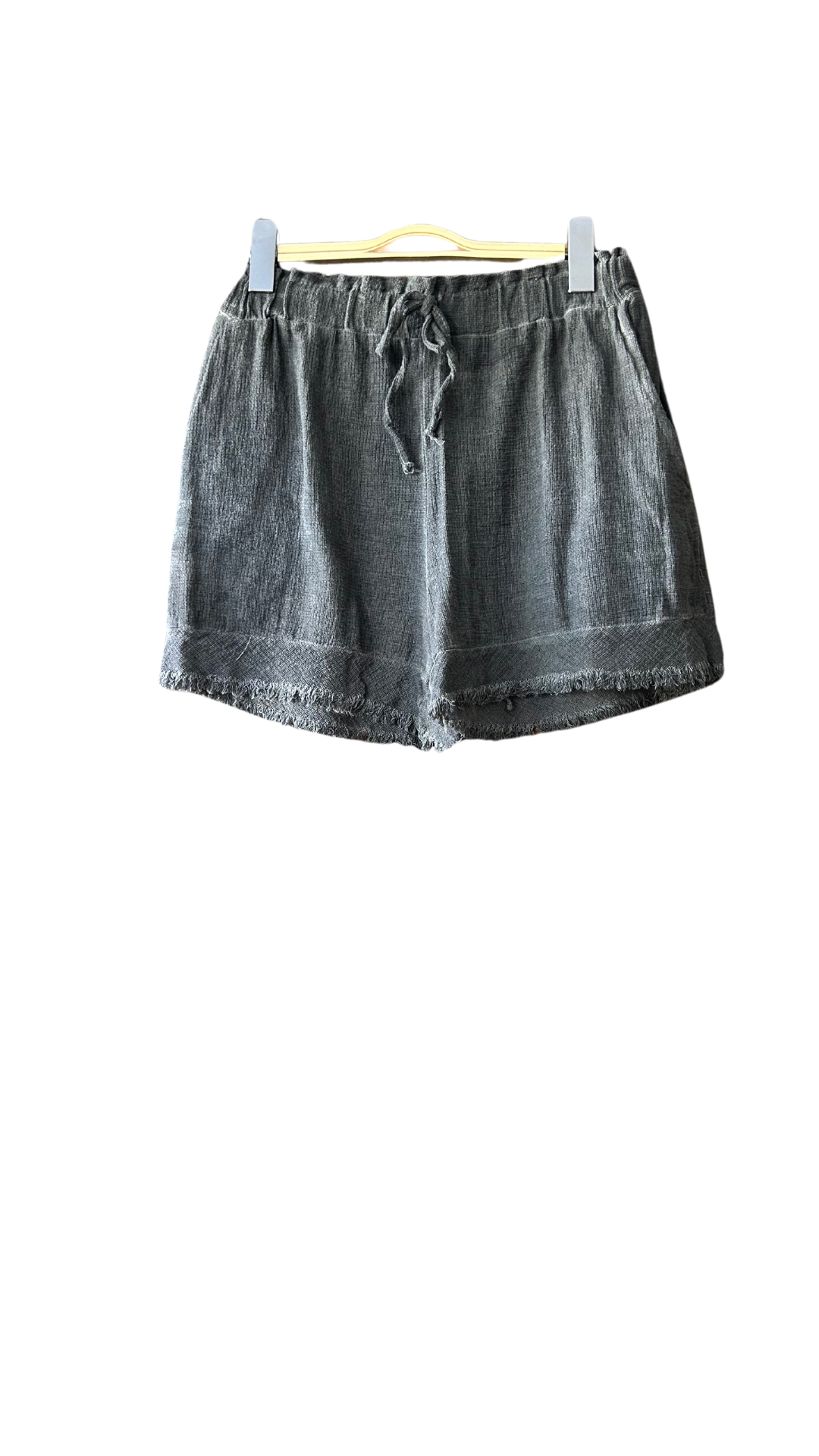 Le short gris en lin, symbole de fraîcheur et de légèreté. Disponible sur notre boutique en ligne à la Réunion. Livraison gratuite au showroom et à domicile pour toute commande de 100€ ou plus.