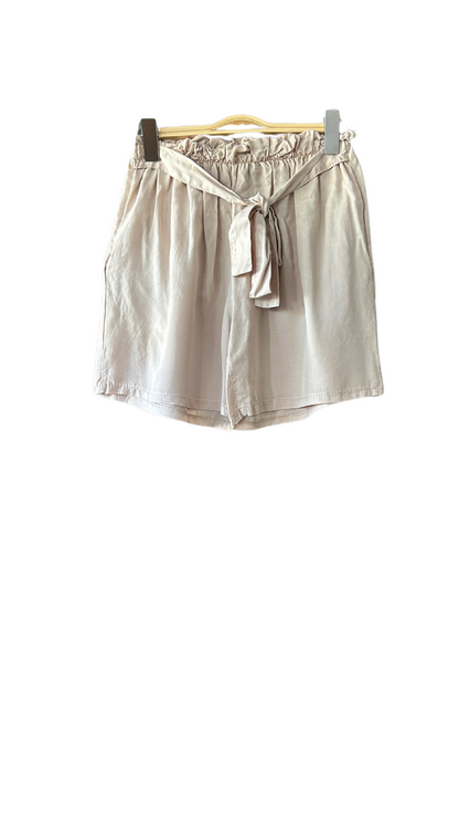 Découvrez notre short en tencel beige , alliant confort et style éthique ! Disponible sur notre boutique en ligne sur l'île de la Réunion. Profitez de la livraison gratuite au showroom et à domicile dès 100€ d'achat sur notre concept store 974 en ligne.