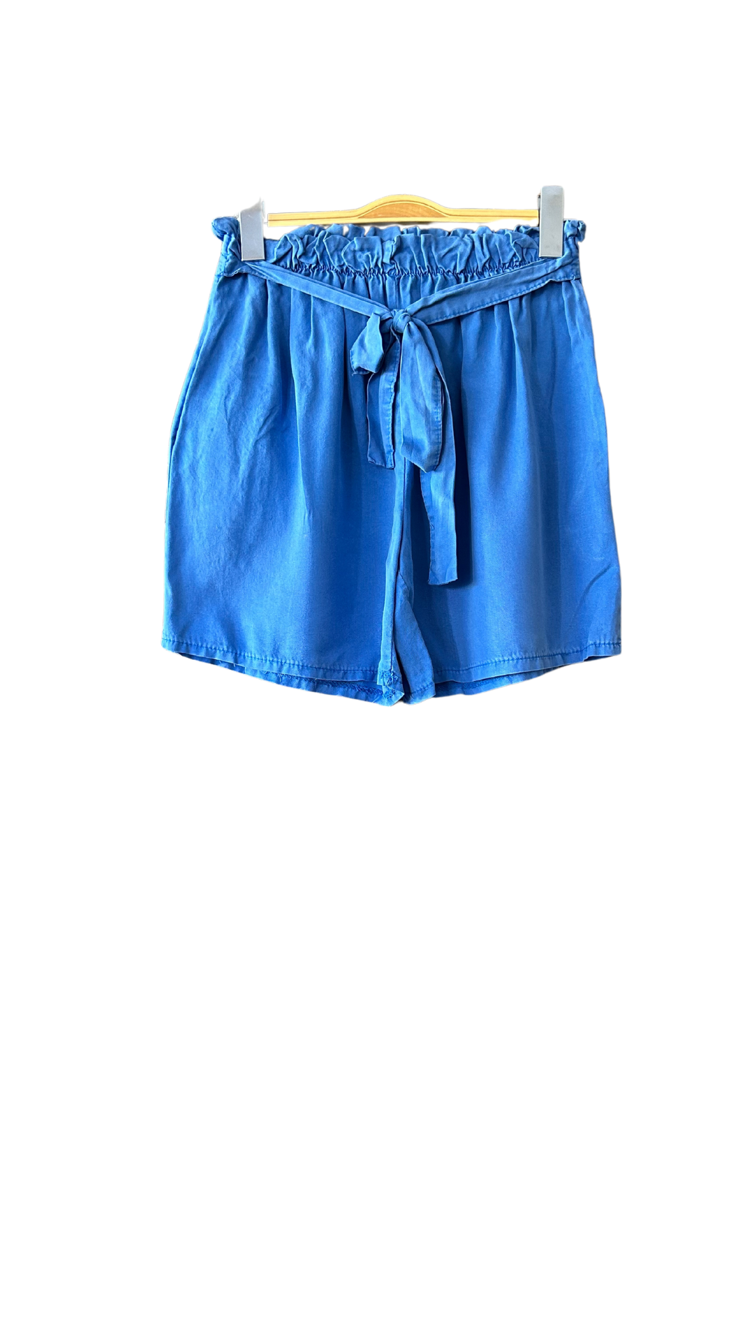 Raffinement et confort avec notre short bleu en tencel. Achetez-le sur notre boutique en ligne sur l'île de la Réunion. Livraison gratuite au showroom et à domicile dès 100€ d'achat sur notre concept store 974.