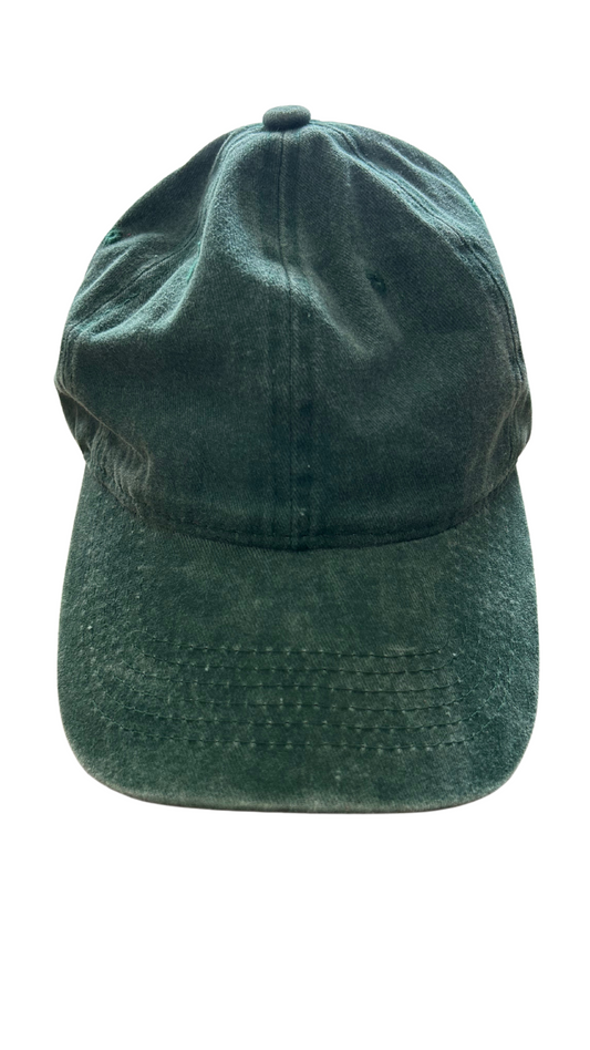 Casquette vert bouteille délavé en coton, ajustable pour un confort parfait et un style décontracté.
