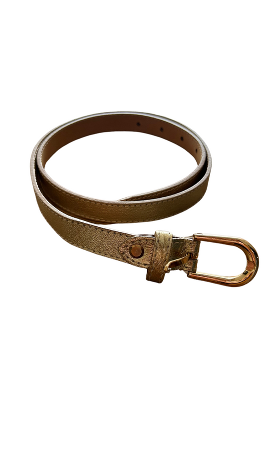 Ceinture fine en cuir doré, parfaite pour ajouter une touche élégante et lumineuse à toutes vos tenues.