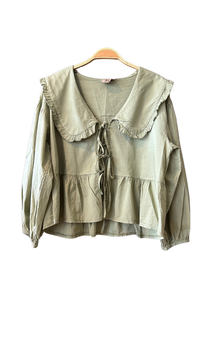 Chemise col Claudine XXL avec manches longues, se ferme par trois noeuds. Élégante et originale, idéale pour un look chic et distinctif.

Abricot ou Olive
100% Coton
Fabrication Italienne
Taille Unique