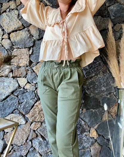 Chemise col Claudine XXL avec manches longues, se ferme par trois noeuds. Élégante et originale, idéale pour un look chic et distinctif.

Abricot ou Olive
100% Coton
Fabrication Italienne
Taille Unique