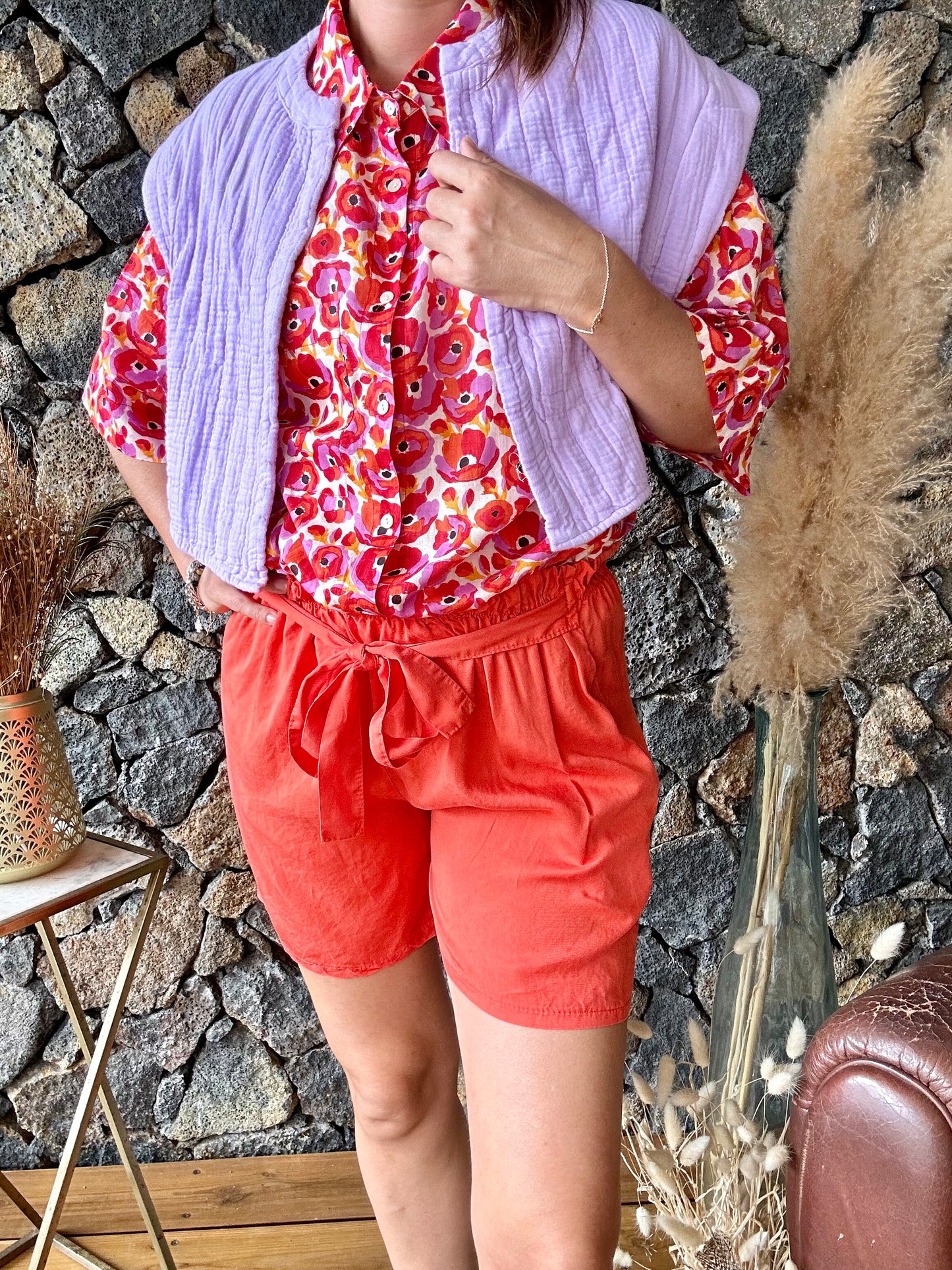 Apportez une touche florale à votre tenue avec notre chemise motif coquelicot rouge et violet. Élégante et colorée, elle est parfaite pour toutes vos occasions

100% Coton
Taille Unique