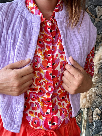 Apportez une touche florale à votre tenue avec notre chemise motif coquelicot rouge et violet. Élégante et colorée, elle est parfaite pour toutes vos occasions

100% Coton
Taille Unique