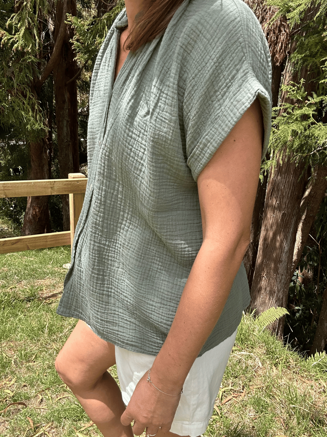 Zoom sur la texture délicate de la gaze de coton, douce et respirante. La chemise col Mao offre confort et légèreté tout au long de la journée. Taille unique, adaptée à toutes les silhouettes. Commandez en ligne pour profiter de notre sélection exclusive.