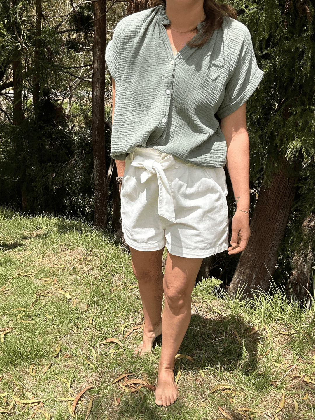 Chemise col Mao en gaze de coton, élégante et légère. Coupe moderne et confortable, parfaite pour les journées estivales. Disponible en taille unique, cette chemise s'adapte à toutes les morphologies. Achetez dès maintenant en ligne pour un look tendance et confortable.