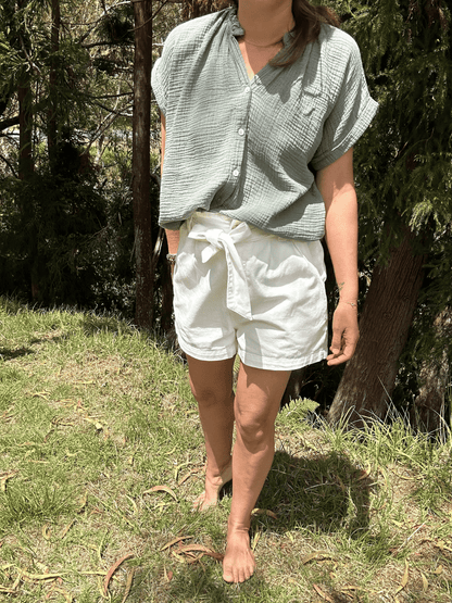Chemise col Mao en gaze de coton, élégante et légère. Coupe moderne et confortable, parfaite pour les journées estivales. Disponible en taille unique, cette chemise s'adapte à toutes les morphologies. Achetez dès maintenant en ligne pour un look tendance et confortable.