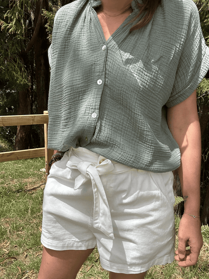 Détail de la chemise col Mao en gaze de coton, avec une coupe fluide et aérée. Un modèle intemporel qui allie confort et style. Taille unique, convenant à toutes les silhouettes. Profitez de notre livraison rapide et commandez cette chemise col Mao en ligne dès aujourd'hui.