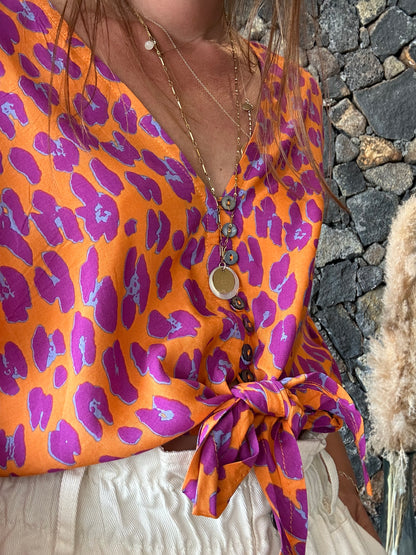 Faites sensation avec notre chemise léopard colorée ! Manches bouffantes, décolleté boutonné et nœud élégant pour un look audacieux et chic.

100% Viscose (douceur et légèreté garantie)
Taille Unique