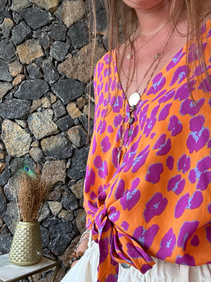Faites sensation avec notre chemise léopard colorée ! Manches bouffantes, décolleté boutonné et nœud élégant pour un look audacieux et chic.

100% Viscose (douceur et légèreté garantie)
Taille Unique