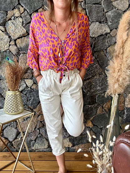 Faites sensation avec notre chemise léopard colorée ! Manches bouffantes, décolleté boutonné et nœud élégant pour un look audacieux et chic.

100% Viscose (douceur et légèreté garantie)
Taille Unique