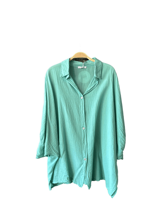 Chemise oversize en voile de coton vert menthe, une pièce indispensable pour un look frais et tendance. Sa coupe ample et sa légèreté en font un choix parfait pour toute saison. Taille unique, facile à associer à vos tenues. Commandez cette chemise en ligne et profitez de la livraison express.