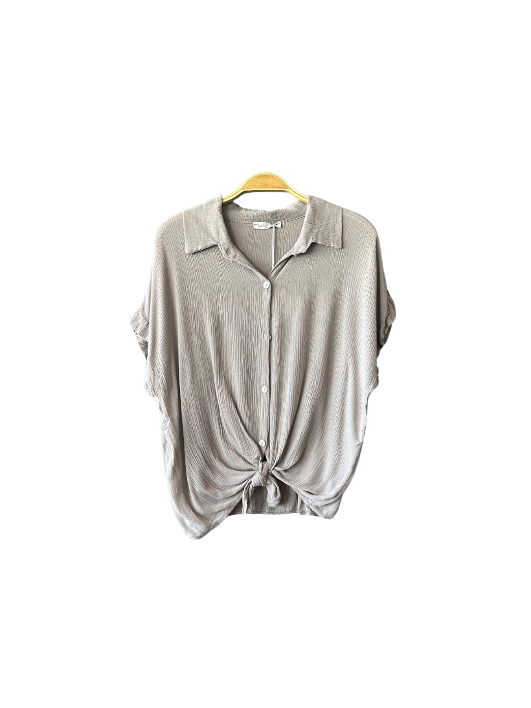 Chemise en viscose beige avec nœud à la taille, présentée sur fond blanc pour mettre en valeur sa coupe fluide et élégante. Un choix parfait pour un look chic et décontracté. Achetez en ligne cette pièce incontournable pour compléter votre garde-robe.