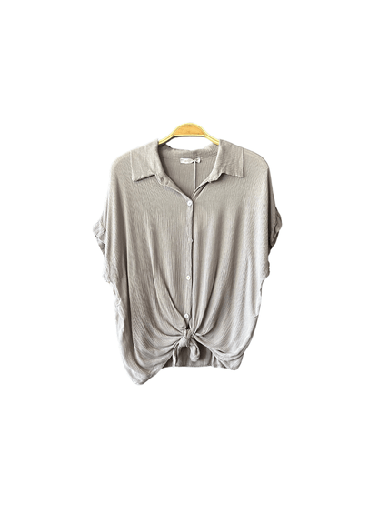 Chemise en viscose beige avec nœud à la taille, présentée sur fond blanc pour mettre en valeur sa coupe fluide et élégante. Un choix parfait pour un look chic et décontracté. Achetez en ligne cette pièce incontournable pour compléter votre garde-robe.