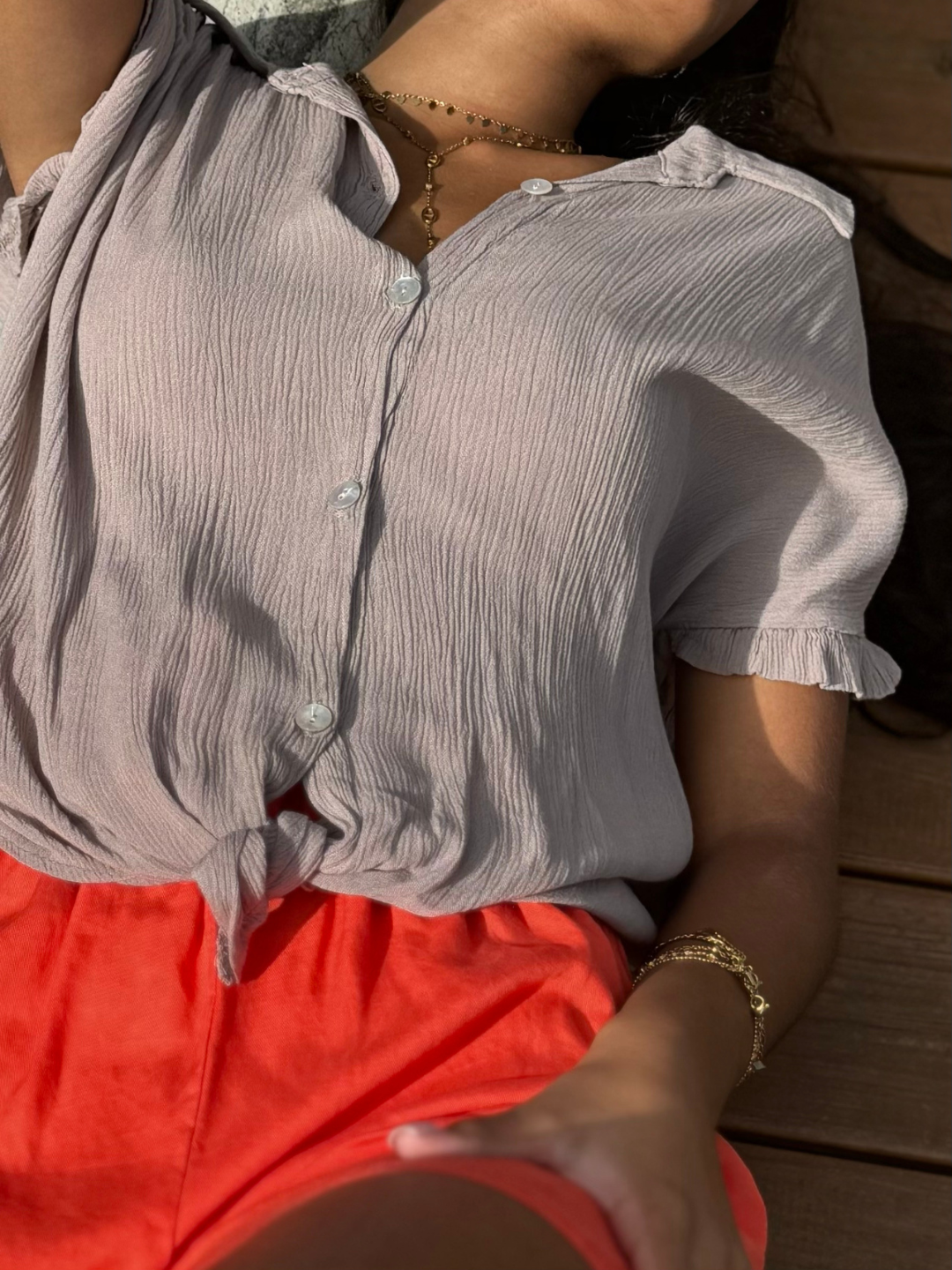 Détail zoomé sur le nœud à la taille, ajoutant une touche de style et de finesse à la chemise. Ajoutez au panier pour un produit chic et pratique. Idéale pour un shopping en ligne réussi.