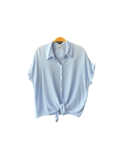 Adoptez un look frais avec cette chemise en viscose bleu ciel, ornée d'un élégant nœud à la taille. Une pièce idéale pour vos tenues d'été ou vos journées au bureau. Commandez cette chemise maintenant et bénéficiez d'un service client premium et d'une expédition rapide.