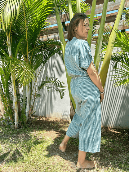 Adoptez un style chic avec cette combinaison 3/4 beige et bleu paon, ornée de boutons sur le devant. Parfaite pour un look décontracté mais raffiné. Commandez en ligne dès aujourd'hui avec livraison gratuite.