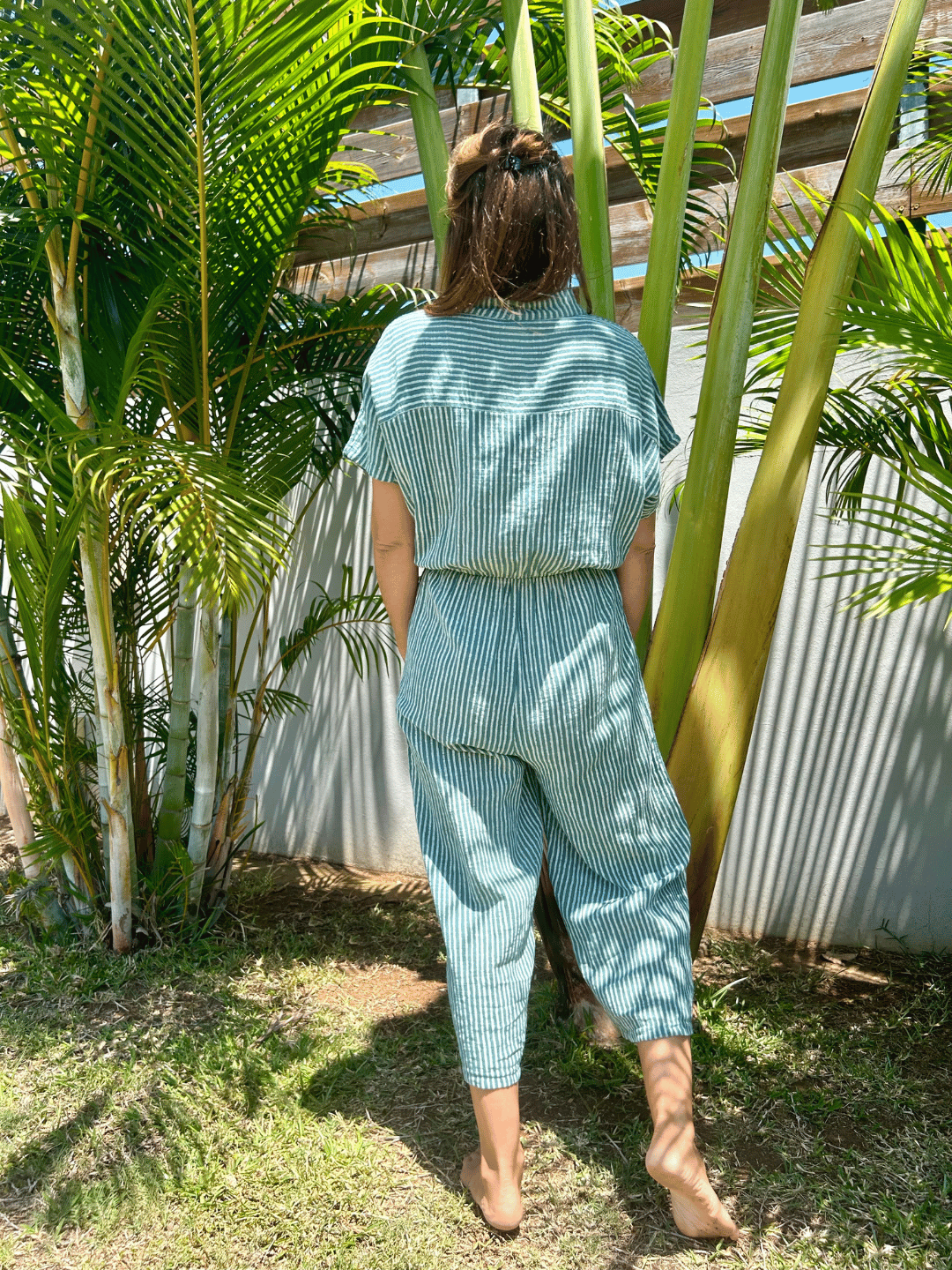 Combinaison 3/4 à rayures beige et bleu paon avec des boutons frontaux. Un design simple et tendance, idéal pour vos journées ensoleillées. Achetez en ligne avec livraison gratuite.