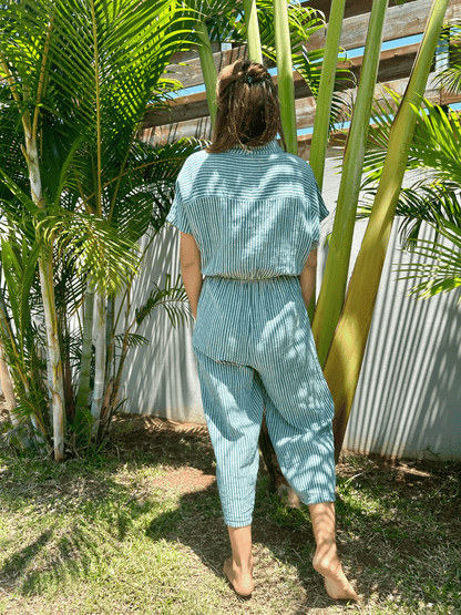 Combinaison 3/4 à rayures beige et bleu paon avec des boutons frontaux. Un design simple et tendance, idéal pour vos journées ensoleillées. Achetez en ligne avec livraison gratuite.