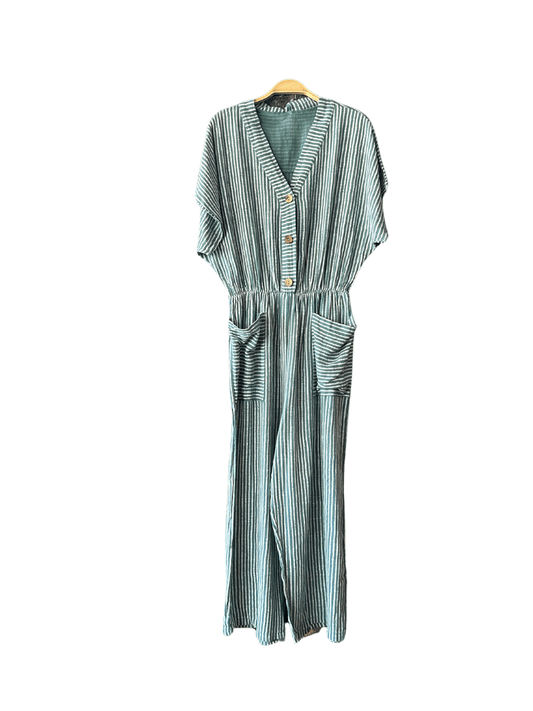 Combinaison 3/4 à rayures beige et bleu paon, avec des boutons décoratifs sur le devant. Un vêtement incontournable pour un style chic et détendu. Profitez de la livraison gratuite en commandant sur notre site.