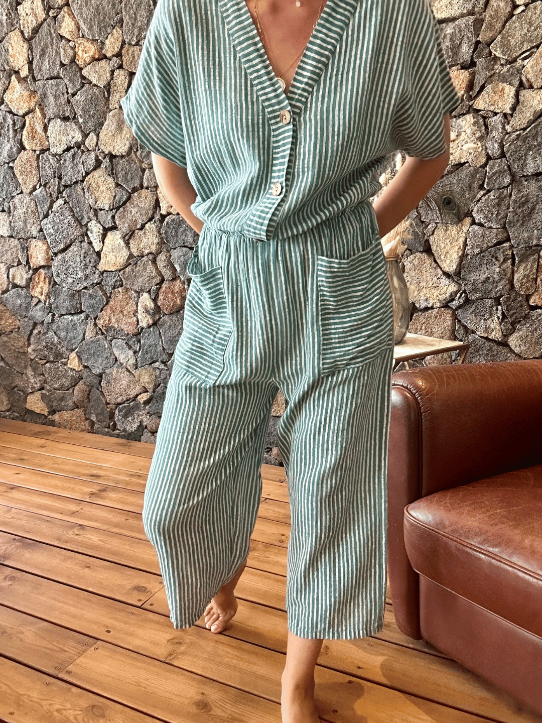 Zoom sur la combinaison 3/4 beige et bleu paon avec des boutons sur le devant, pour un look élégant et stylé. Idéale pour l'été, achetez en ligne et bénéficiez de la livraison gratuite.