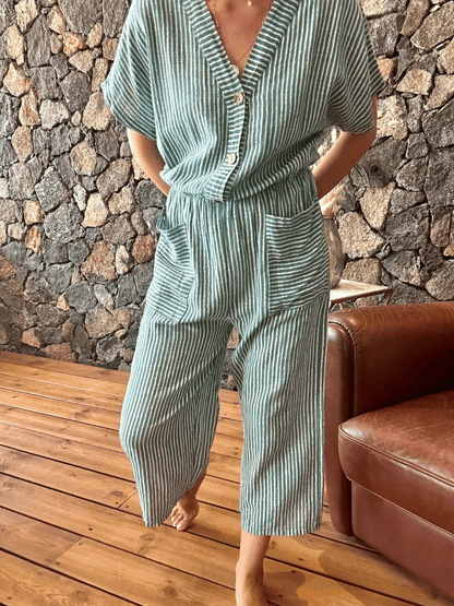 Zoom sur la combinaison 3/4 beige et bleu paon avec des boutons sur le devant, pour un look élégant et stylé. Idéale pour l'été, achetez en ligne et bénéficiez de la livraison gratuite.