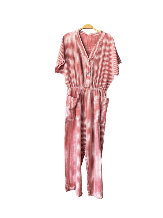 Combinaison 3/4 à rayures framboise et beige avec des boutons décoratifs. Un vêtement tendance et léger pour vos journées estivales. Commandez en ligne et profitez de la livraison gratuite."