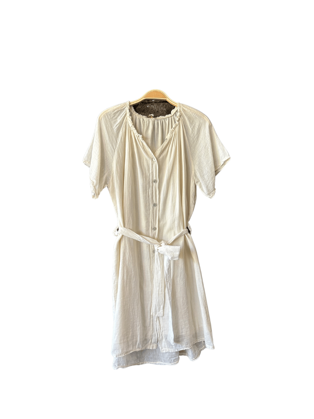 Robe chemise beige en voile de coton sur fond blanc. Disponible sur notre e-shop, livraison gratuite sur toute l'île.
