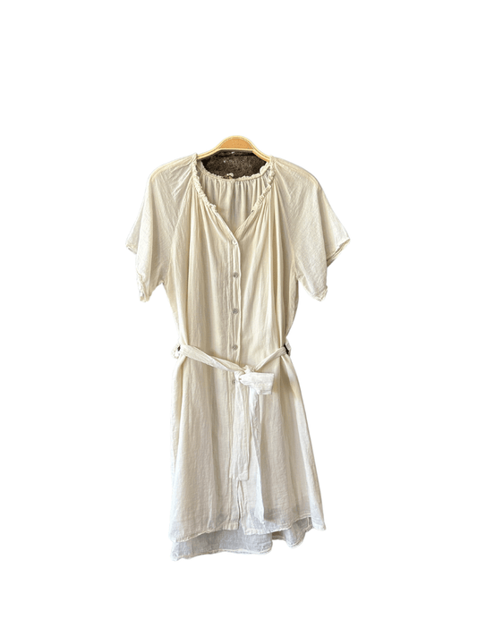 Robe chemise beige en voile de coton sur fond blanc. Disponible sur notre e-shop, livraison gratuite sur toute l'île.