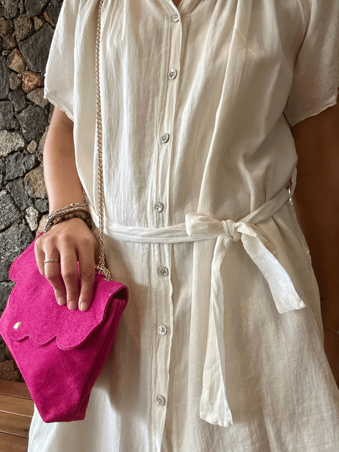 Robe chemise beige en voile de coton  vue de près détails sur les boutons en nacre et la ceinture en tissu ; assortie d'un sac en cuir rose avec sa lanière dorée. achat sur notre e-shop, livraison gratuite sur toute l'île.