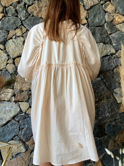 Découvrez notre robe beige  oversize avec col Mao, un essentiel de la mode estivale. Achetez sur notre boutique en ligne à la Réunion et profitez de la livraison gratuite au showroom et à domicile à partir de 100€ d'achat."