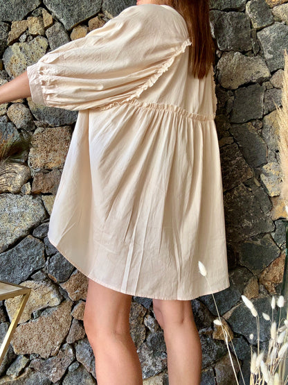 Optez pour le confort et le style avec notre robe beige courte oversize en fibre de coton. Disponible sur notre boutique en ligne île de la Réunion, avec livraison gratuite au showroom ou à domicile pour les achats de 100€."